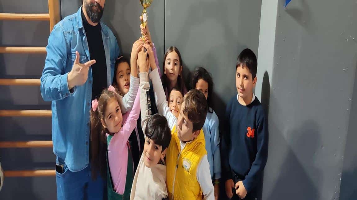 Aşağıoba İlkokulu tarihindeki ilk kupası Satranç Kursu öğrencilerinden geldi...